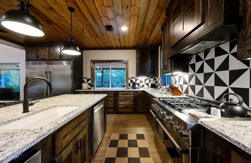 Broken Bow Cabin | Experience Fun on the Rooftop Patio at Our Lakeview Cabin
