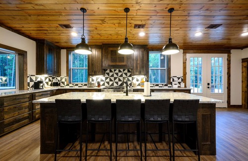 Broken Bow Cabin | Experience Fun on the Rooftop Patio at Our Lakeview Cabin