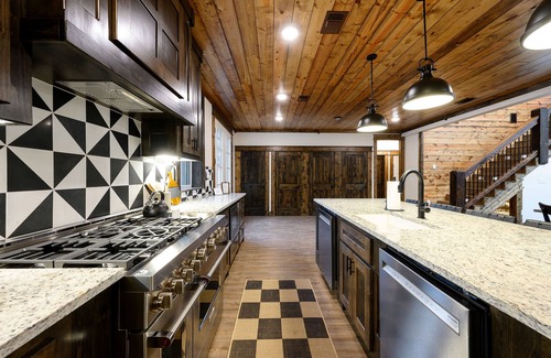 Broken Bow Cabin | Experience Fun on the Rooftop Patio at Our Lakeview Cabin