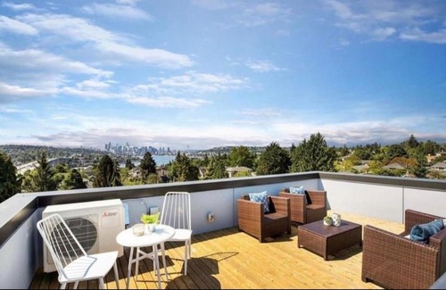 Wallingford House | Rooftop Retreat: 3BR with Waterview & Private Garden