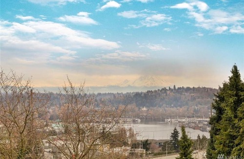 Wallingford House | Rooftop Retreat: 3BR with Waterview & Private Garden
