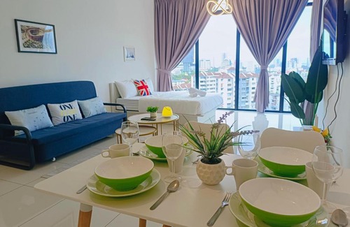 George Town Apartment | Relax by the Rooftop Pool at Star Home, 4-Star Getaway