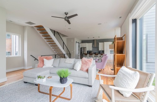 Third Ward House | Rooftop Retreat with Hot Tub, Steps from BofA Stadium