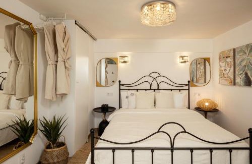 Mousio Apartment | Discover Rooftops of Athens - Acropolis Studio Retreat