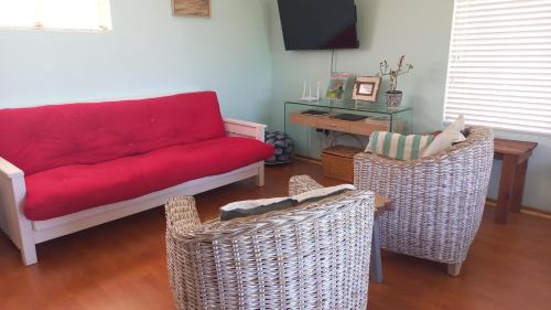 Bredasdorp Apartment | Rooftops: 4-Star Family-Friendly Retreat with Top Reviews