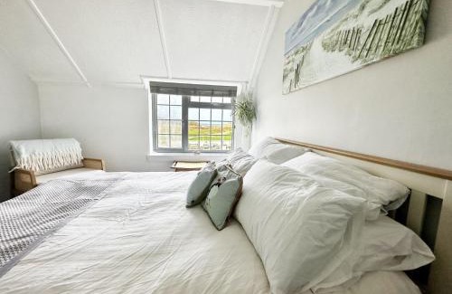 Holywell House | Relaxing Stay at Holywell Beach Bar with Ocean Views