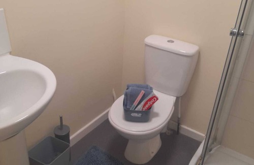 Iver House | Cozy Double Room with Wifi - Steps from Iver Station