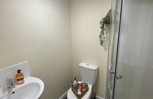 Iver House | Cozy Double Room with Wifi - Steps from Iver Station