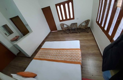 Varanasi Cabin | Convenient Room Near River & Golden Temple, Family-Friendly