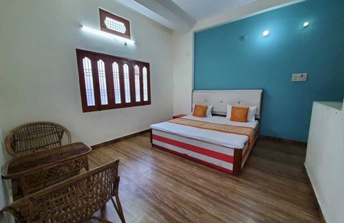 Varanasi Cabin | Convenient Room Near River & Golden Temple, Family-Friendly