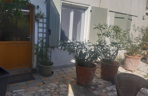 Vedene Apartment | ROOM 10 MNS AVIGNON 30 M2, AIR-CONDITIONED INDEPENDENT ENTRANCE PRIVATE PARKING