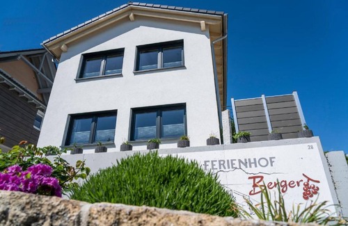 Hagnau Apartment | Room '102' with Shared Garden, Balcony and Wi-Fi