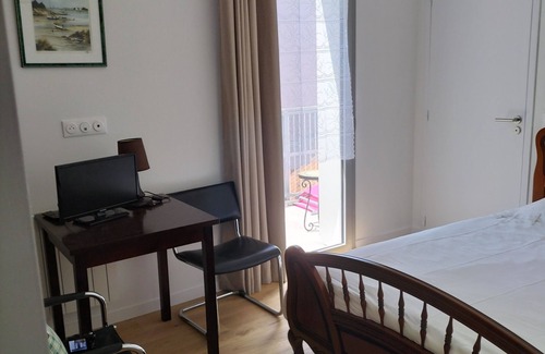 La Rochelle Bed & Breakfast | Cozy Room with Balcony & Private Shower, Near the Ocean