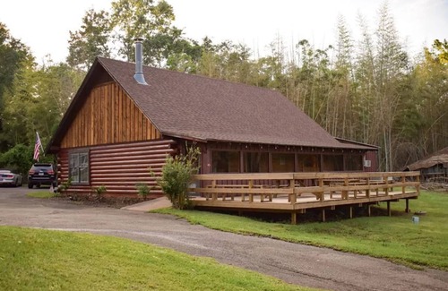 Uncertain Cabin | Cozy Room #18 with Breakfast & Child-Friendly Amenities
