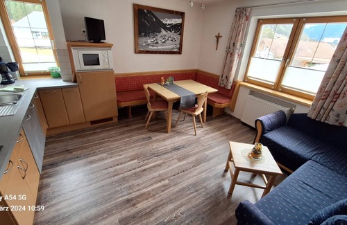 Feichten Apartment | Discover Comfort at Room 204 - Haus Alpina with Breakfast