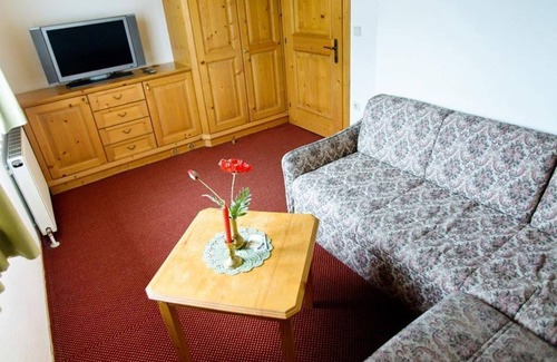 Weissenbach Bed & Breakfast | Comfortable Suite with Kitchen & Breakfast at Dorf Café