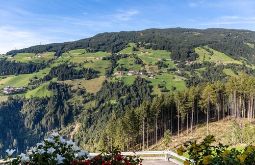 Hainzenberg Apartment | Room '4' with Mountain View, Shared Terrace and Wi-Fi