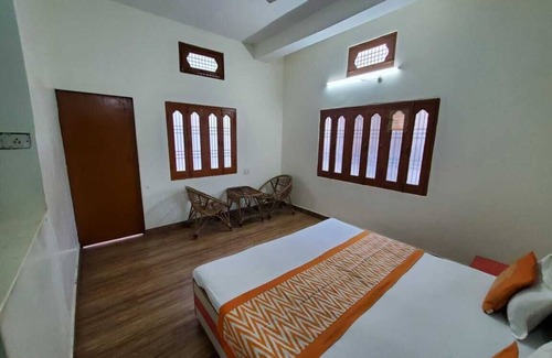 Varanasi Cabin | Comfortable Room 5 Near River & Golden Temple, Family-Friendly