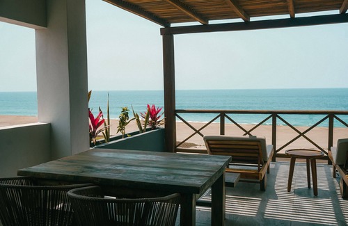 Isla Navidad Apartment | Romantic Oceanfront Condo with Pool and Spa Amenities