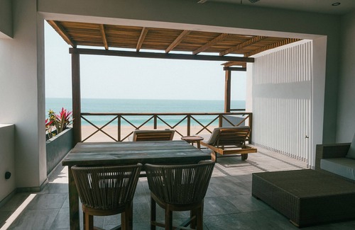 Isla Navidad Apartment | Romantic Oceanfront Condo with Pool and Kitchen Amenities