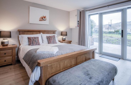 Pen-y-cae Apartment | Discover Room 7 at The Sleeping Giant, Pen Y Cae Inn