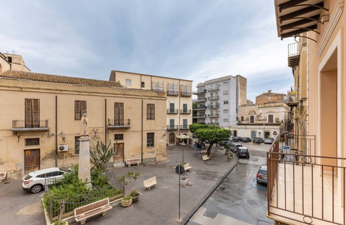 Licata Apartment | Room 'Al Duomo - Camera Doppia' with Shared Terrace, Wi-Fi and Air Conditioning