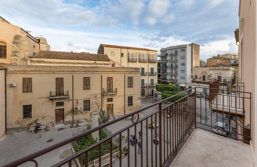 Licata Apartment | Room 'Al Duomo - Camera King Superior' with Shared Terrace, Wi-Fi and Air Conditioning