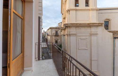 Licata Apartment | Room 'Al Duomo - Camera King Superior' with Shared Terrace, Wi-Fi and Air Conditioning