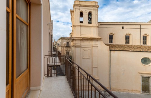 Licata Apartment | Room 'Al Duomo - Camera Tripla' with Shared Terrace, Wi-Fi and Air Conditioning