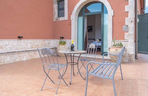 Syracuse Apartment | Room 'Al Palmento Relais - Nerello R1' with Shared Pool, Wi-Fi and Air Conditioning