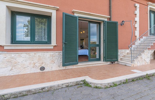 Syracuse Apartment | Room 'Al Palmento Relais - R3' with Shared Pool, Wi-Fi and Air Conditioning