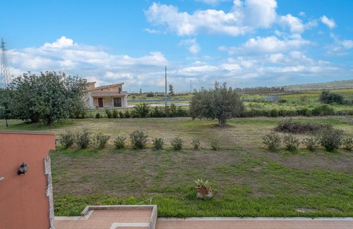 Syracuse Apartment | Room 'Al Palmento Relais - Chardonnay R10' with Shared Pool, Wi-Fi and Air Conditioning