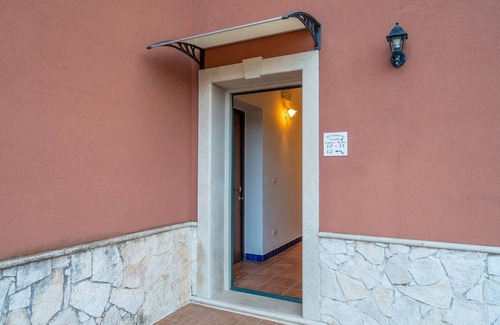 Syracuse Apartment | Room 'Al Palmento Relais - Chardonnay R10' with Shared Pool, Wi-Fi and Air Conditioning