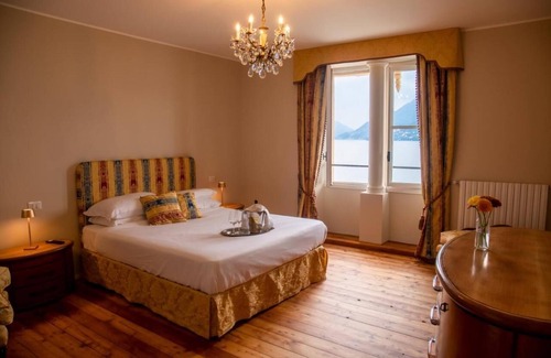 Cannobio Bed & Breakfast | Room 'Bifora- Vista Lago' with Shared Garden and Wi-Fi