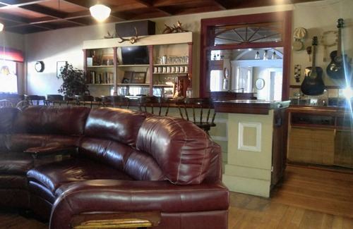 Port Albert Hotel | Experience Room #1 at the Historic Port Albert Inn