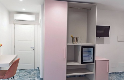 Ercolano Apartment | Room 'Camera Superior Con Balcone' with Mountain View, Wi-Fi and Air Conditioning