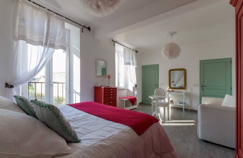 Chateauneuf-de-Gadagne Bed & Breakfast | Relax in Room 'Cardinale' with Pool, Wi-Fi & Air Conditioning