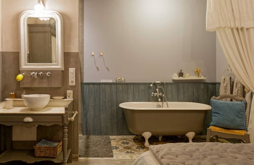 Chateauneuf-de-Gadagne Bed & Breakfast | Relax in Room 'Cardinale' with Pool, Wi-Fi & Air Conditioning