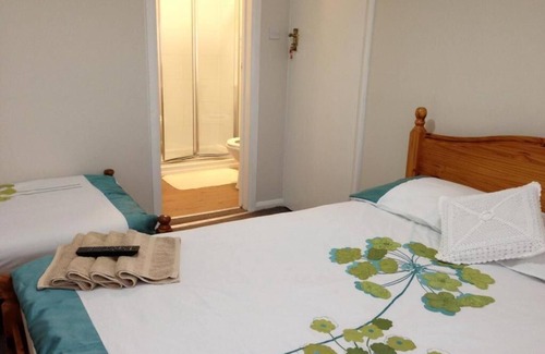 Harlington House | Cozy Family Room with Fast Wifi and Spa Amenities