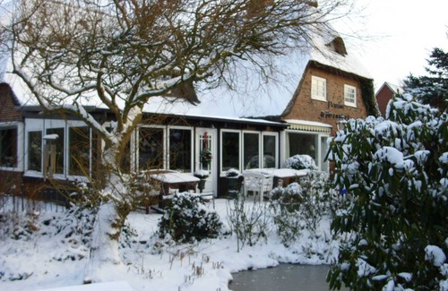 Wenningstedt-Braderup Cottage | Oceanfront Escape at Pension Möwennest: Pet Friendly Stay
