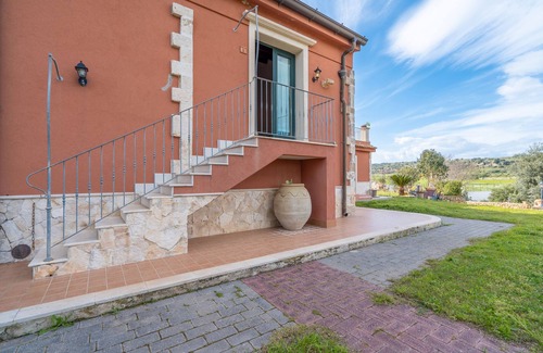 Syracuse Apartment | Room 'Donna Fugata R4' with Shared Pool, Wi-Fi and Air Conditioning
