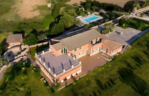 Syracuse Apartment | Room 'Donna Fugata R4' with Shared Pool, Wi-Fi and Air Conditioning