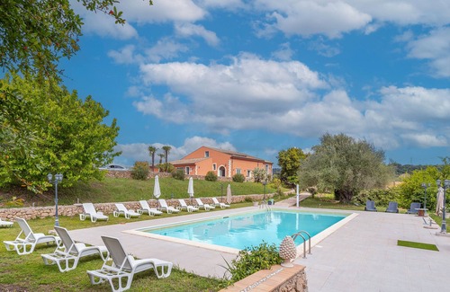 Syracuse Apartment | Room 'Donna Fugata R4' with Shared Pool, Wi-Fi and Air Conditioning