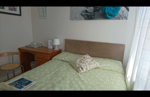Harlington House | Cozy Double Room with Private Shower and Breakfast Included