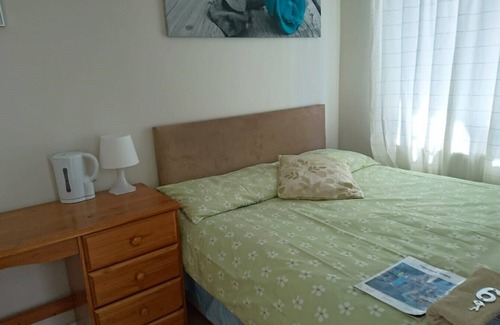 Harlington House | Cozy Double Room with Private Shower and Breakfast Included