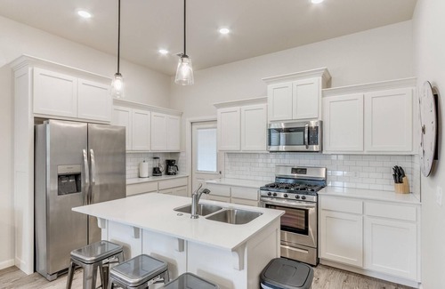 Norman House | Spacious 4 Bedroom Retreat with Pool & Kid-Friendly Amenities