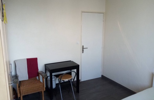 Le Kremlin-Bicetre Bed & Breakfast | Comfortable Room for Rent with Secure Parking & Spa Access