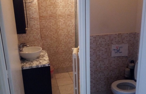 Le Kremlin-Bicetre Bed & Breakfast | Comfortable Room for Rent with Secure Parking & Spa Access