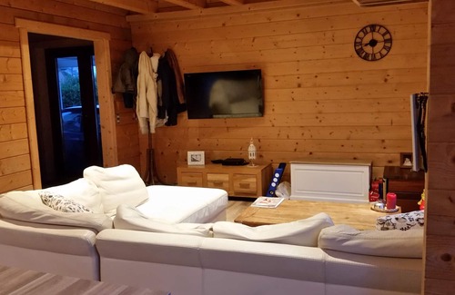 Maubray House | Cozy Room Retreat in a Wooden House with Key Amenities
