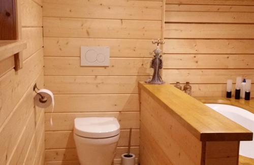 Maubray House | Cozy Room Retreat in a Wooden House with Key Amenities